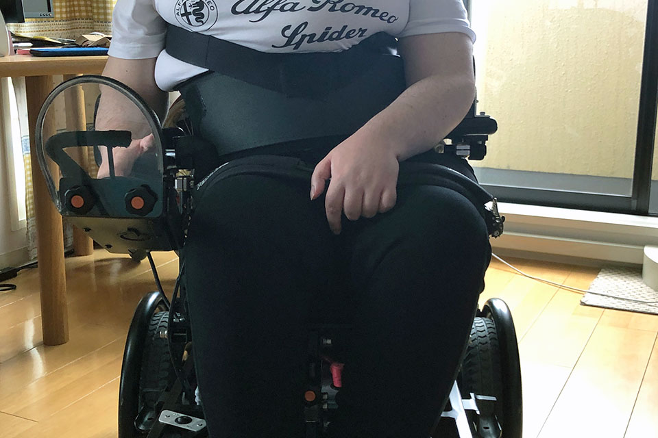 電動車椅子サッカー専用マシン ストライクフォースに、A2J社製「ニーベルト（膝固定ベルト）」 を装着