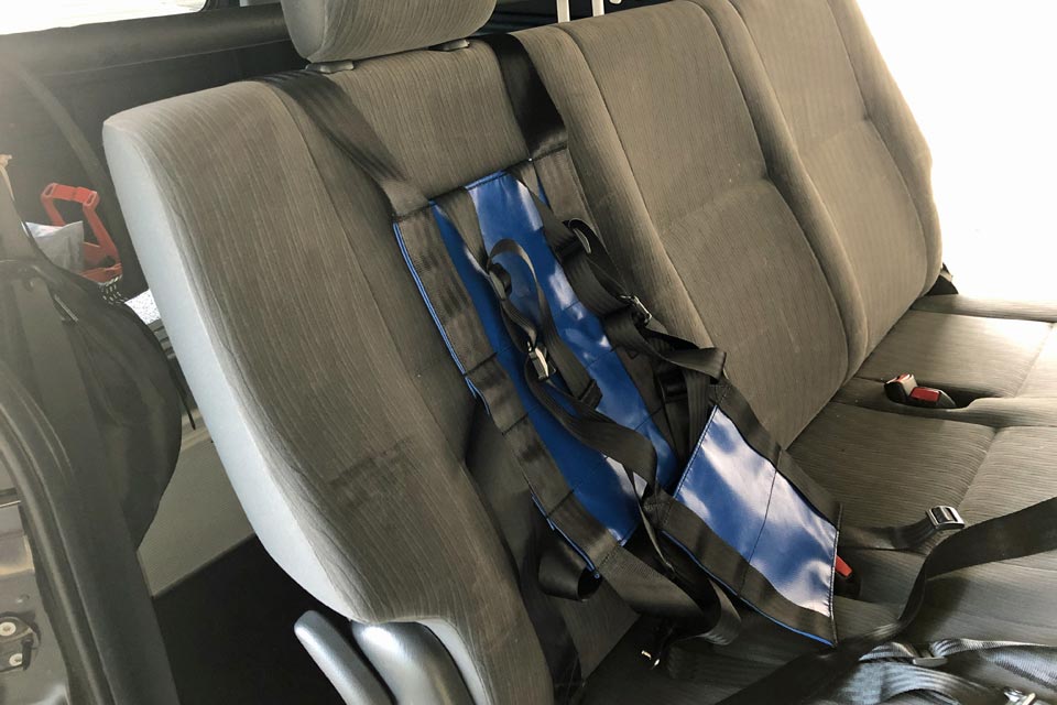 車載用座位保持ベルト「ドライブハーネス」の装着＆調整方法をご紹介します。