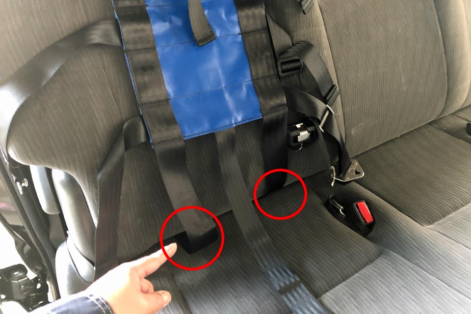 車載用座位保持ベルト「ドライブハーネス」の装着＆調整方法をご紹介します。