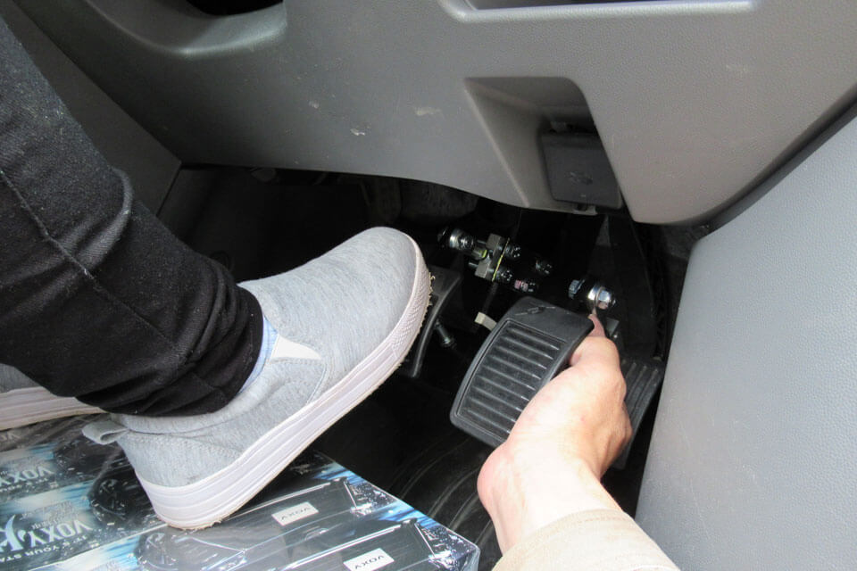 マツダ・アクセラの教習車にスウェーデン・オートアダプト製ペダル延長システムを装着！