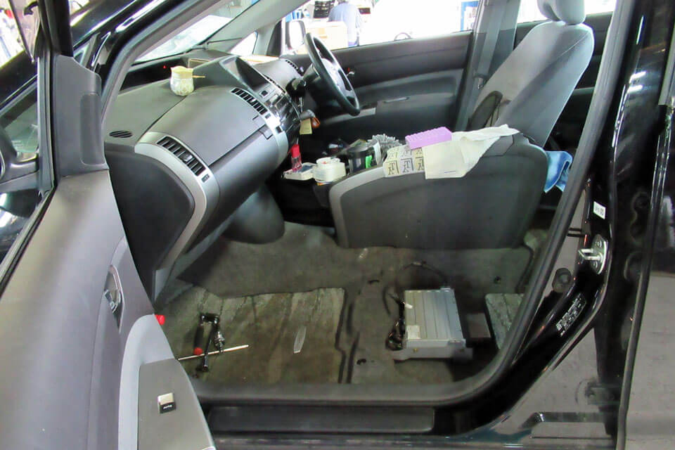 トヨタ・プリウス（20系）にレカロ助手席回転シートを装着しました。
