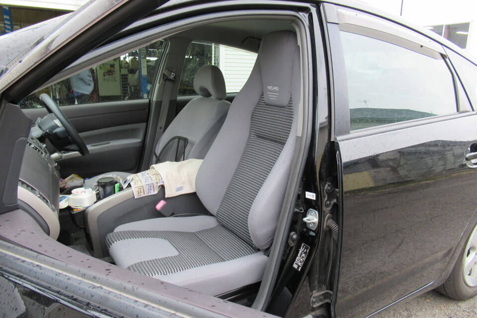 トヨタ・プリウス（20系）にレカロ助手席回転シートを装着しました。