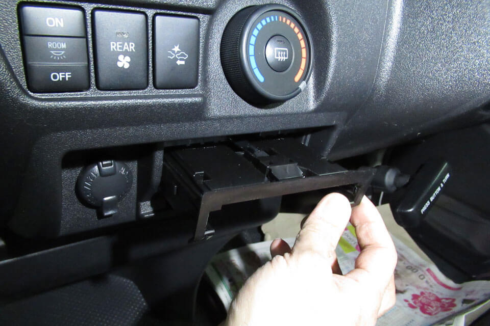 トヨタ ハイエース専用 灰皿部 スイッチパネル の交換作業をご紹介します イフ オンラインショップ