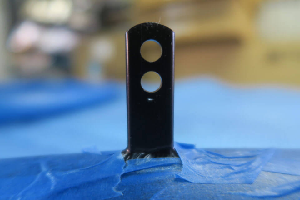 ディバイダー（スプリングコンパス）を使って、ナロー側の穴から2mmの位置に目印をケガキました