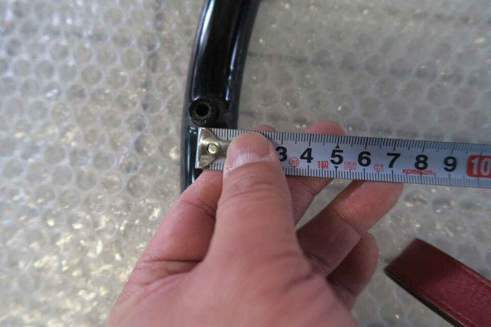 OX TT-3 カーボンホイールのリベット間隔寸法を計測
