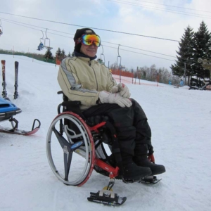 雪上移動を可能にする、車いすのキャスター用スキー「ホイールブレード」