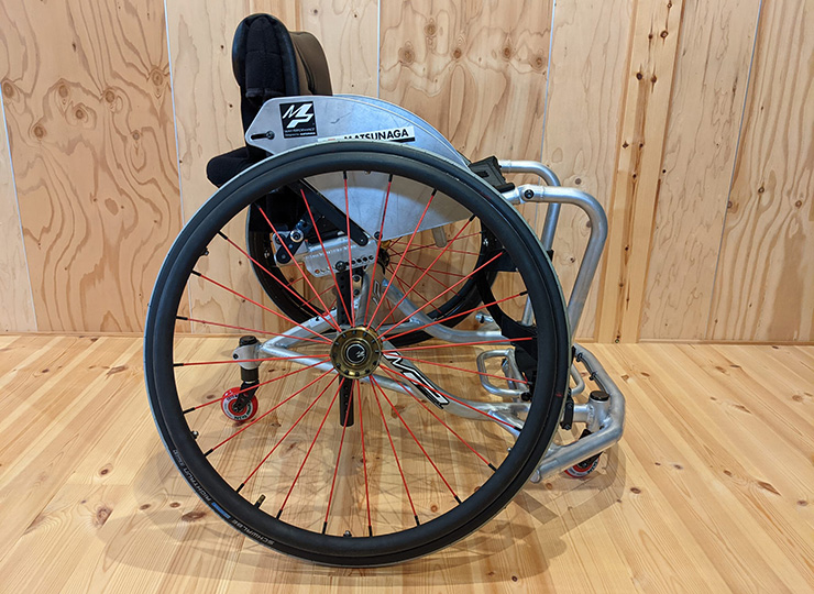 スピナジー車椅子タイヤ ホイールハンドリム付。