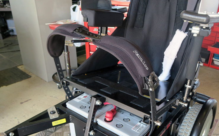 電動車椅子サッカー専用マシン ストライクフォースに、A2J社製「ニーベルト（膝固定ベルト）」 を装着