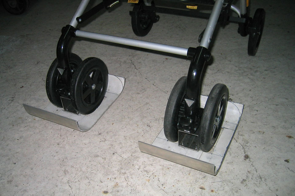 車椅子や歩行器の特注キャスタースキーを製作