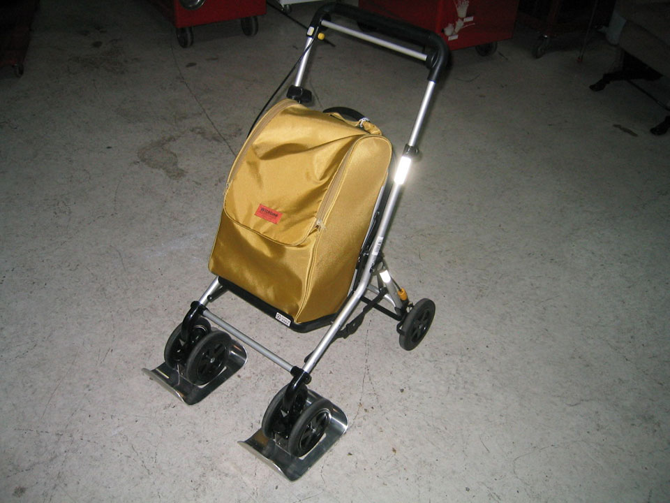 車椅子や歩行器、シルバーカーなどに装着できるキャスタースキーを特注製作しました