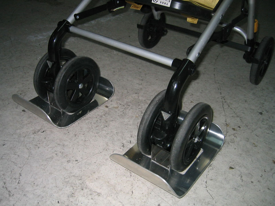 車椅子や歩行器、シルバーカーなどに装着できるキャスタースキーを特注製作しました