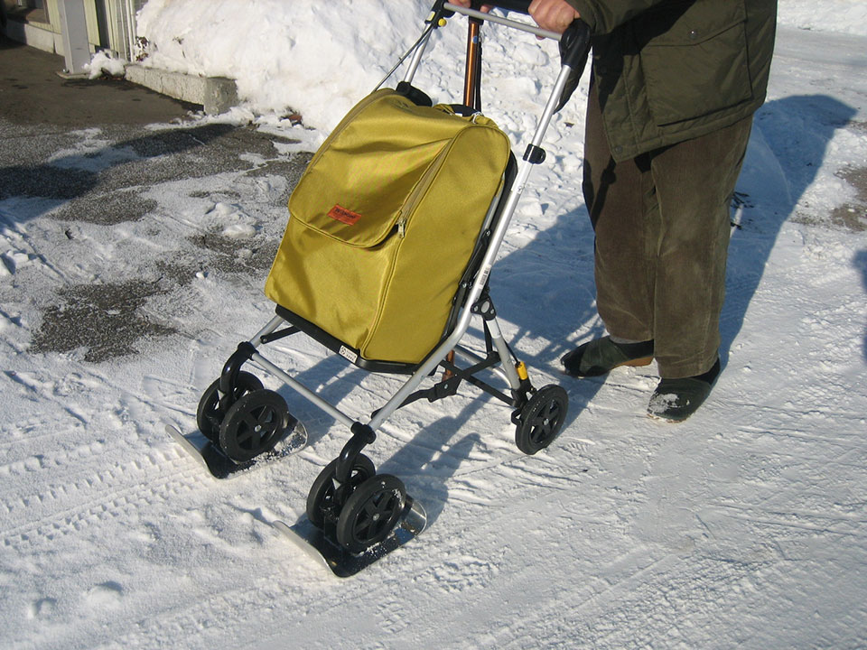 車椅子や歩行器、シルバーカーにセットできる特注キャスタースキーを製作
