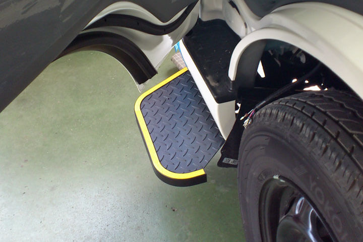 トヨタ・ハイエース／レジアスエース専用　後付可能な「助手席用・電動補助ステップ」