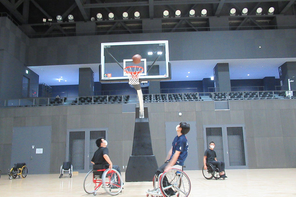 車椅子スポーツの代名詞とも言える「車いすバスケットボール」の体験は、同競技のチーム「旭川リバース」に所属する山口さんが切り盛りしてくださいました。