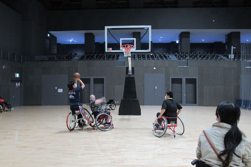 車椅子スポーツの代名詞とも言える「車いすバスケットボール」の体験は、同競技のチーム「旭川リバース」に所属する山口さんが切り盛りしてくださいました。