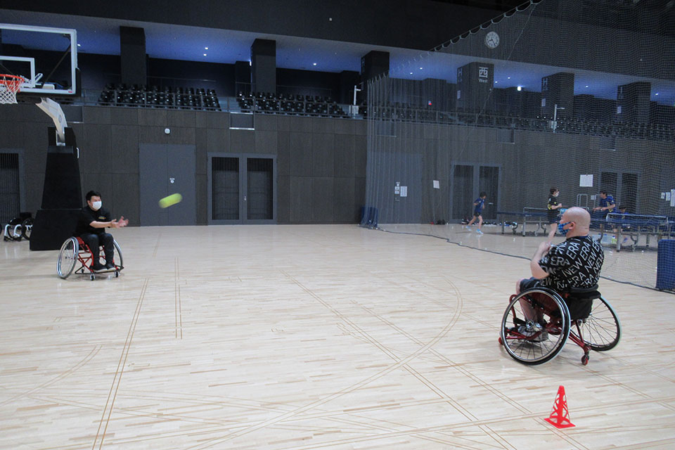 マルチ アスリートのフクちゃんは、車椅子ソフトボール3 用の “マイボール” を持ち込んでくれてキャッチボール体験。