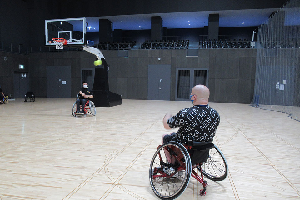 マルチ アスリートのフクちゃんは、車椅子ソフトボール3 用の “マイボール” を持ち込んでくれてキャッチボール体験。