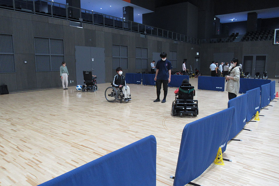 電動車椅子サッカー体験エリアでは、電動車椅子サッカーの日本代表候補に選ばれて、代表選考合宿から戻ってきたばかりの町田選手に協力してもらい、その魅力を存分に体験していただきました。