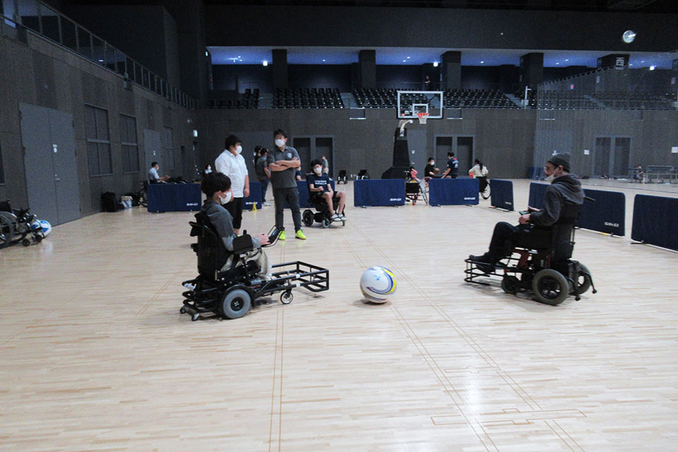 電動車椅子サッカー体験エリアでは、電動車椅子サッカーの日本代表候補に選ばれて、代表選考合宿から戻ってきたばかりの町田選手に協力してもらい、その魅力を存分に体験していただきました。