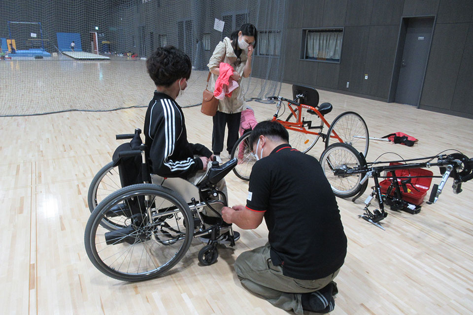 電動車椅子サッカーの町田選手がハンドサイクルの試乗にチャレンジ！