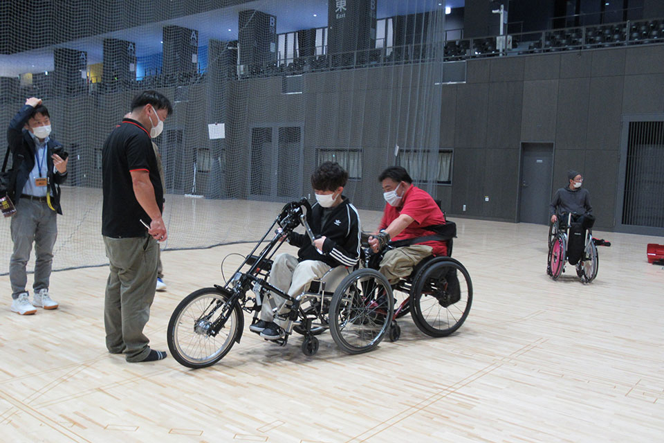 電動車椅子サッカーの町田選手がハンドサイクルの試乗にチャレンジ！