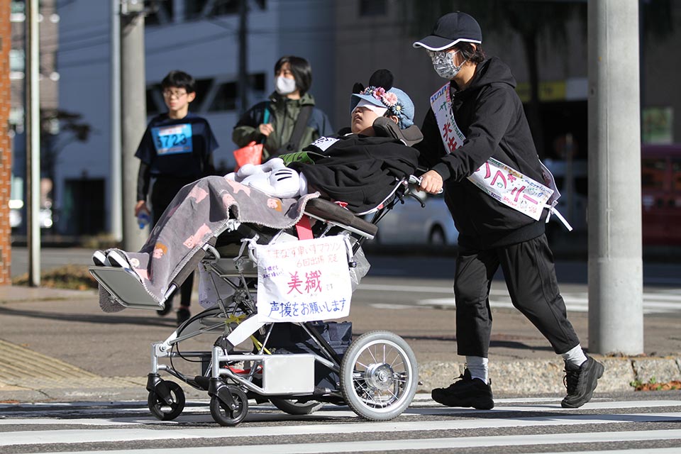 チームSugaさんは、大好きなマラソン大会が帯広で開催されたことを喜びながら「地域の人が障害者を身近に感じる機会になれば」と親子でRUN！