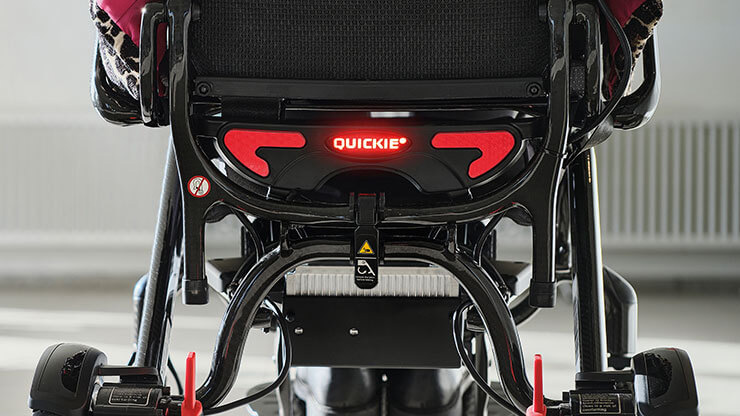 折りたたみ式 超軽量電動車いす QUICKIE Q50 R Carbon カーボン　ブレーキランプを標準装備