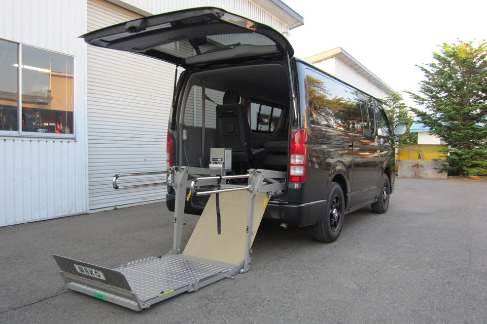 ハイエース200系　車いすリフト架装