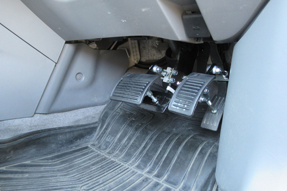 マツダ・アクセラ教習車にスウェーデン・オートアダプト製のペダル延長システム「ミニペダルエクステンション」を装着！