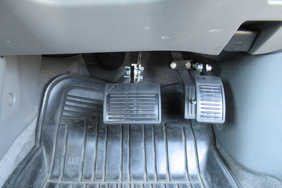 マツダ・アクセラ教習車にスウェーデン・オートアダプト製のペダル延長システム「ミニペダルエクステンション」を装着！