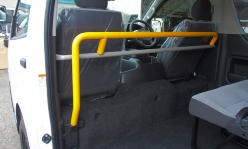 ハイエース専用「フロントハンドレール（手すり）」の取付作業を赤裸々に公開します！