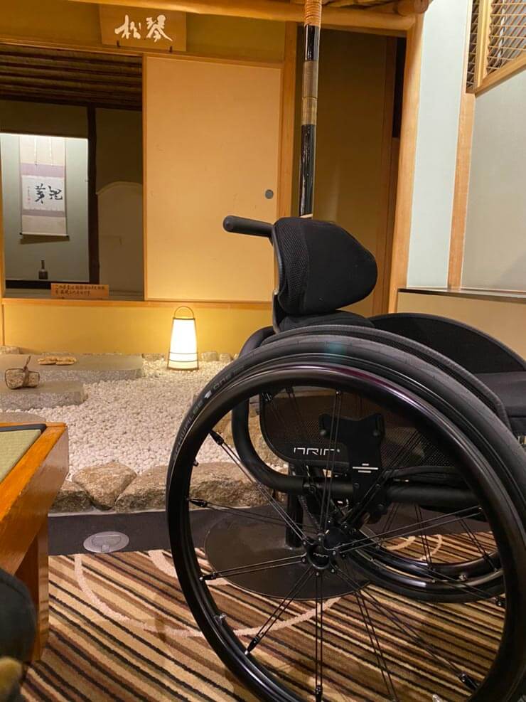十勝川温泉ホテルの和風なスペースで、ARIA車いすの記念撮影