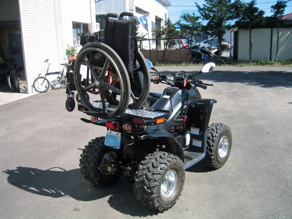 車いすを積んで、海や川や山に遊びに行ける楽しいマシン（ATV）の完成です♪