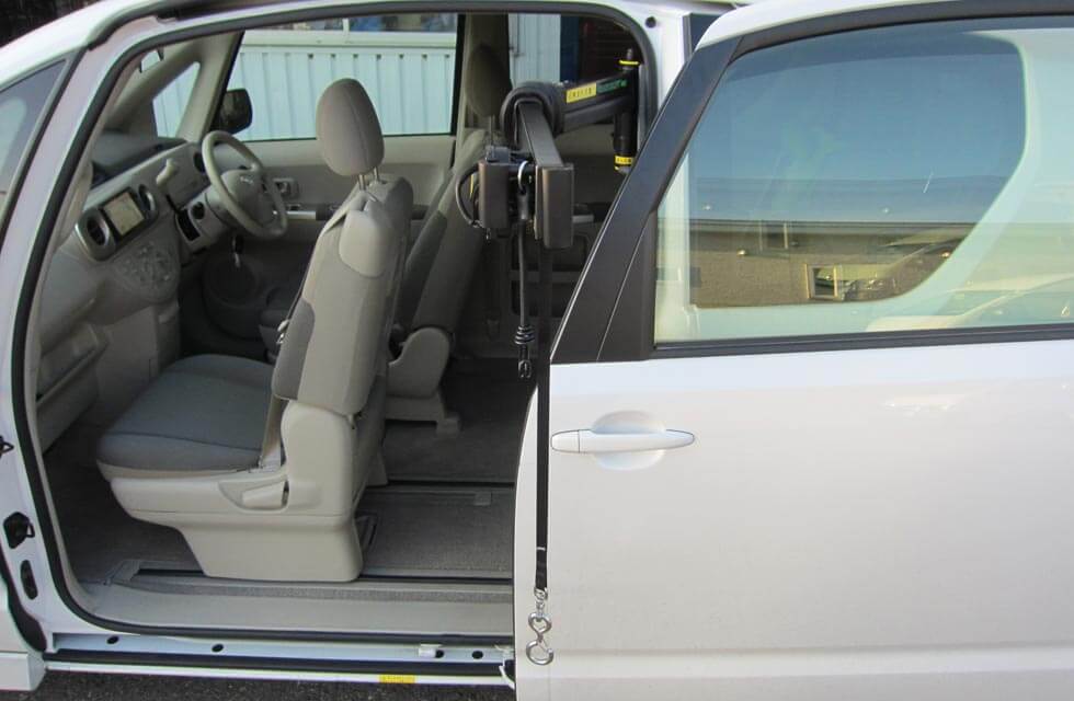 スウェーデン製、車いす収納装置「カロリフト40」を トヨタ・ポルテの助手席大型スライドドア部に装着！