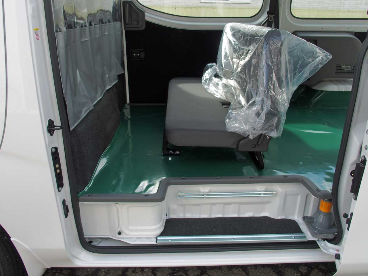 日産キャラバンの荷室を改造して、コマツ道東株式会社様のサービスカーを製作しました。