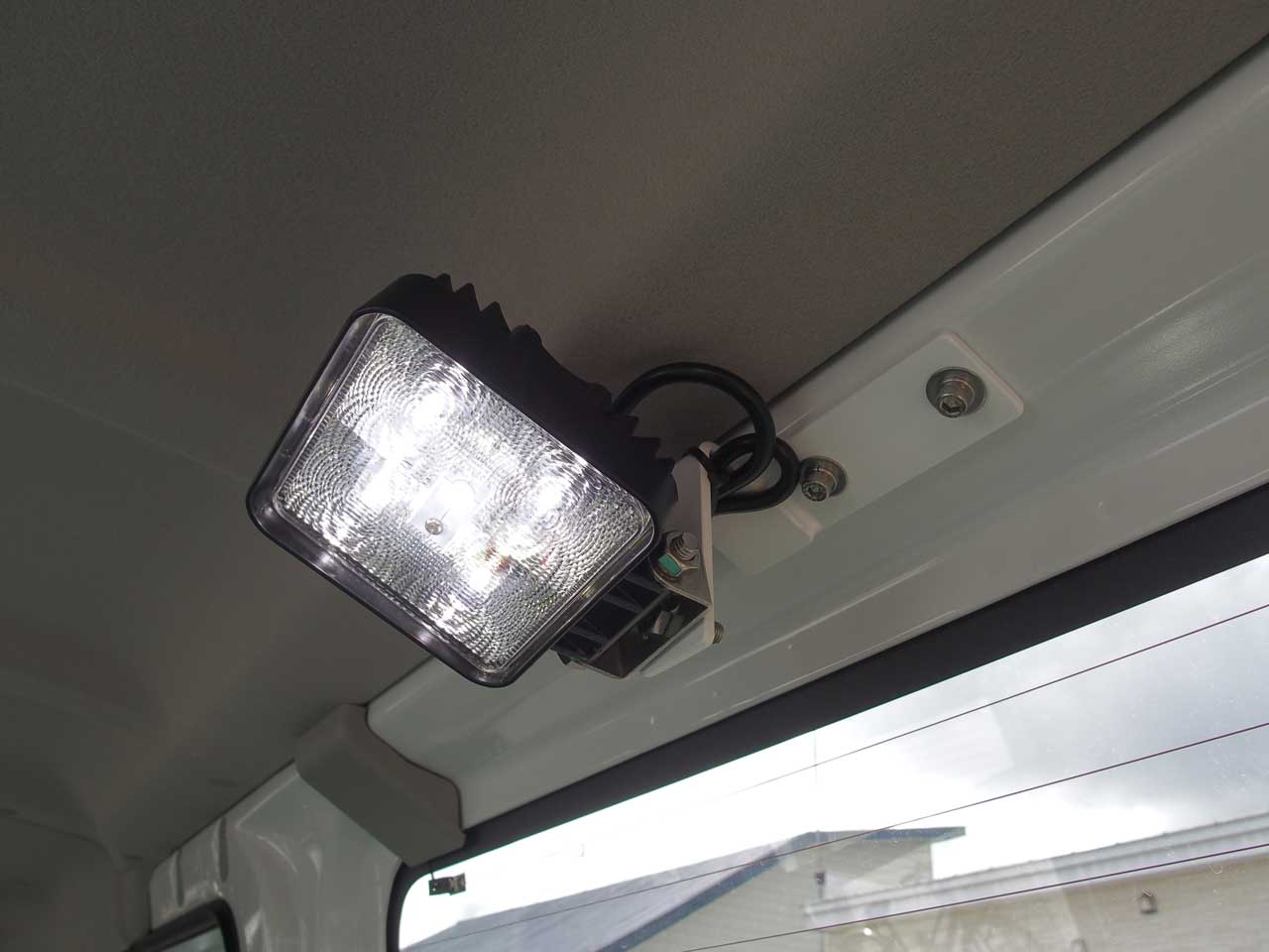 日没後でも車内での作業がしやすいようにLEDの照明を追加装着