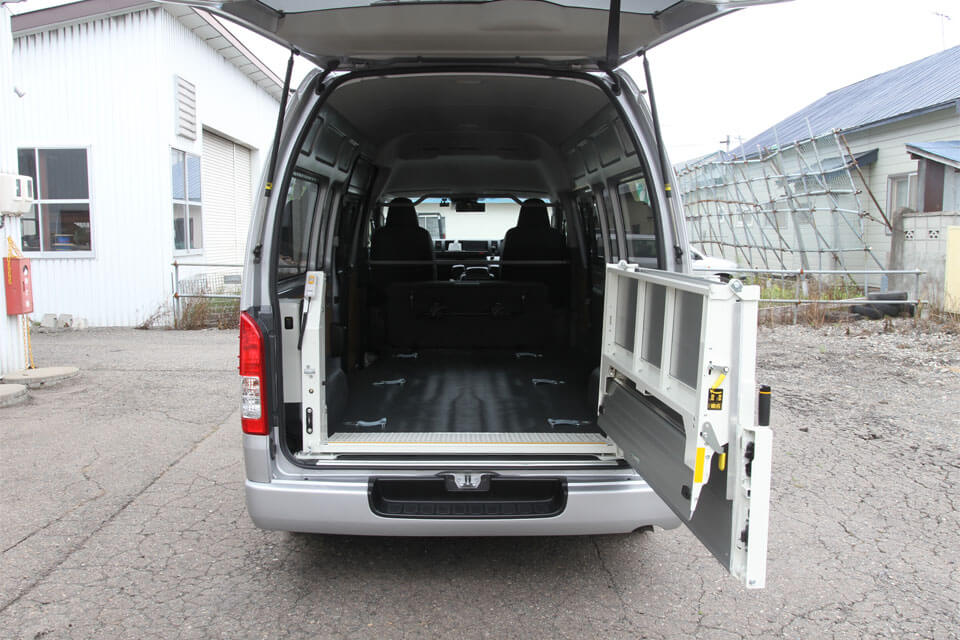 株式会社目黒商運様のハイエース・スーパーロング・ハイルーフ車に、荷役省力車用リフトを装着した事業用貨物自動車を製作しました。