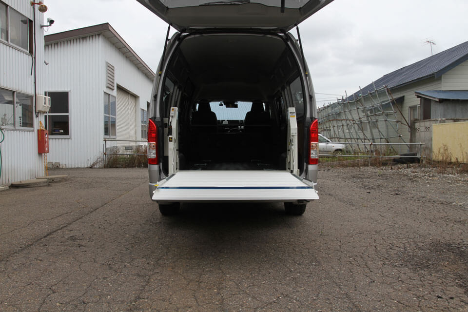 ハイエース・スーパーロング・ハイルーフ車に、荷役省力車用リフトを装着した事業用貨物自動車を製作しました。