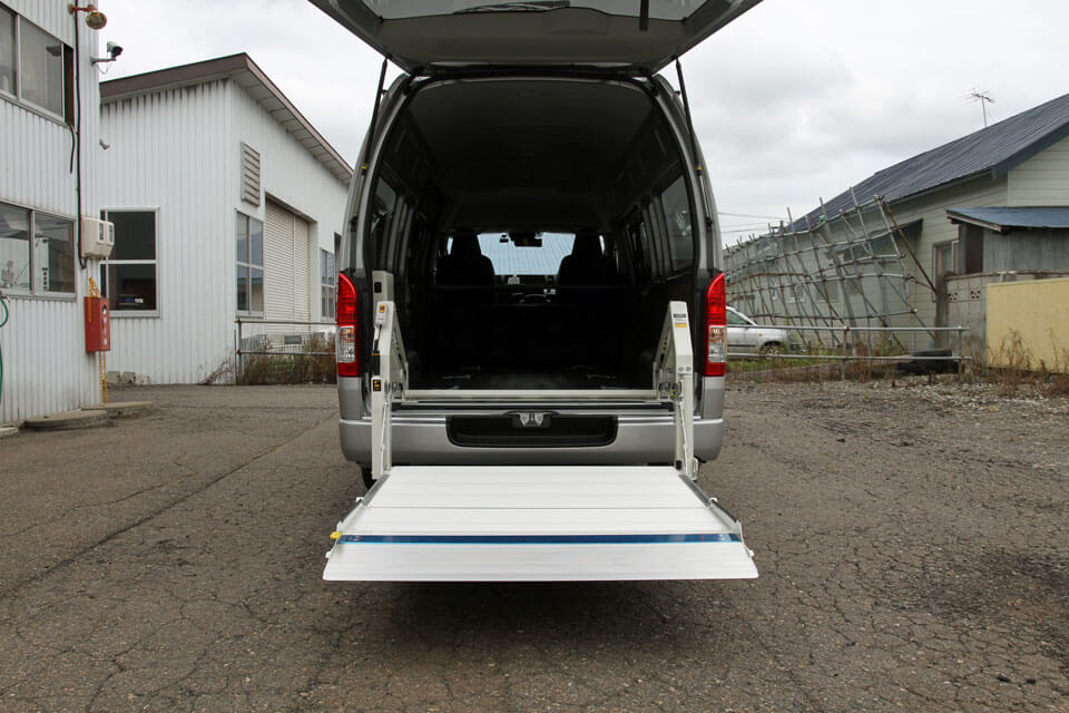 ハイエース・スーパーロング・ハイルーフ車に、荷役省力車用リフトを装着した事業用貨物自動車を製作しました。