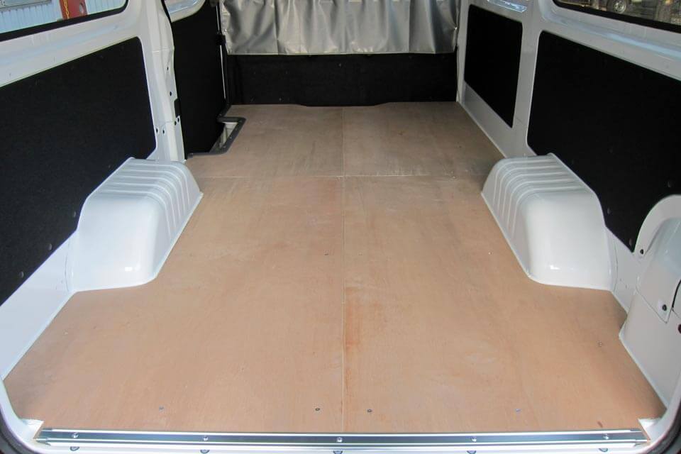 NV350キャラバンの荷室全面にランバーコア合板で床貼りしました