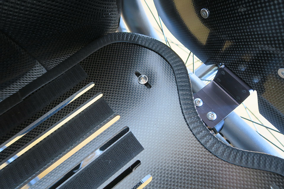 イタリア Aria Wheels の「ULTRA（ウルトラ）」座奥行きは［380mm］で設定。カーボンファイバー製の座面を固定しているネジ部分には長穴になっていて、座面の前後位置を微調整することが出来ます。