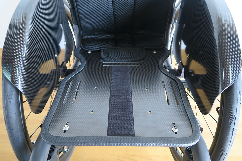 イタリア Aria Wheels の ULTRA（ウルトラ）のオプション「Carbon fibre seat pan with transversal cuts for greater flexion」