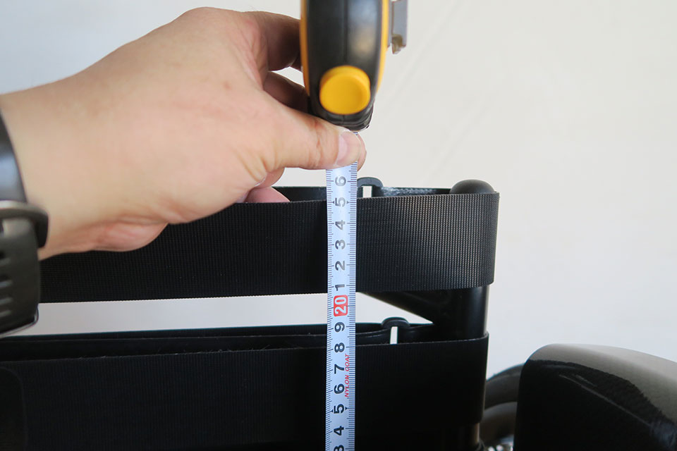 車いすのバックサポート高を計測すると予定より若干高いため、後で調整することにします。