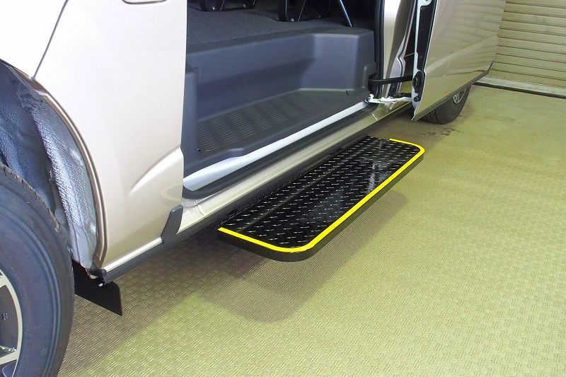 9型ハイエースへの「電動幅広補助ステップ」の取付作業をご紹介します。