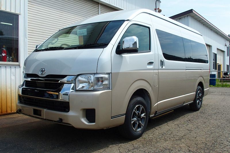 9型ハイエースへの「電動幅広補助ステップ」の取付作業をご紹介します。