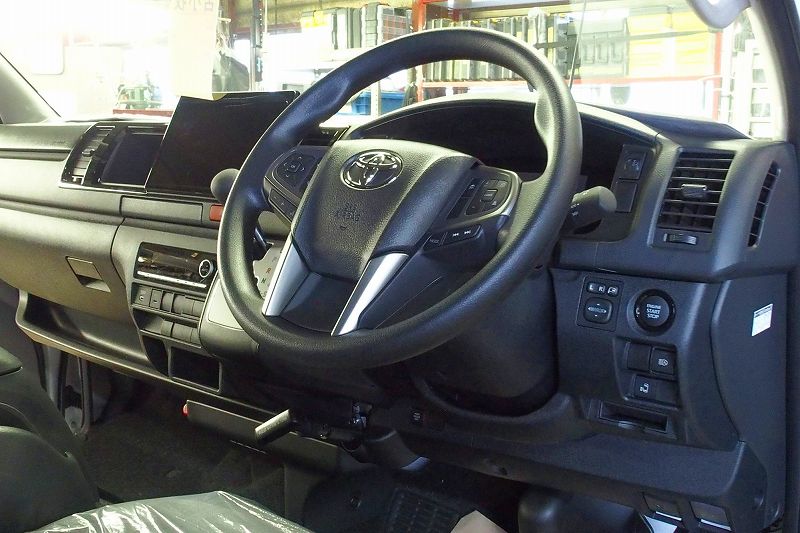 9型ハイエースへの「電動幅広補助ステップ」の取付作業をご紹介します。