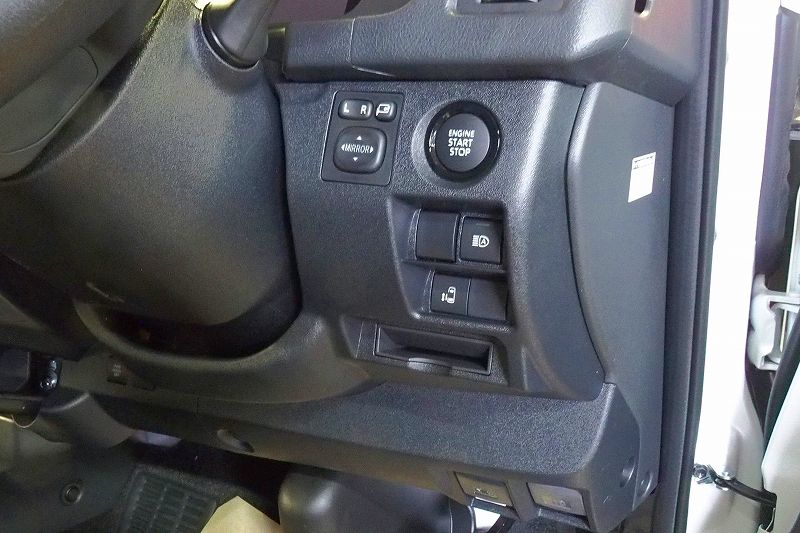 9型ハイエースへの「電動幅広補助ステップ」の取付作業をご紹介します。