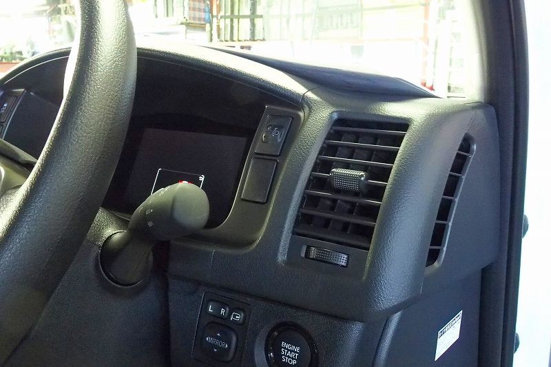 9型ハイエースへの「電動幅広補助ステップ」の取付作業をご紹介します。