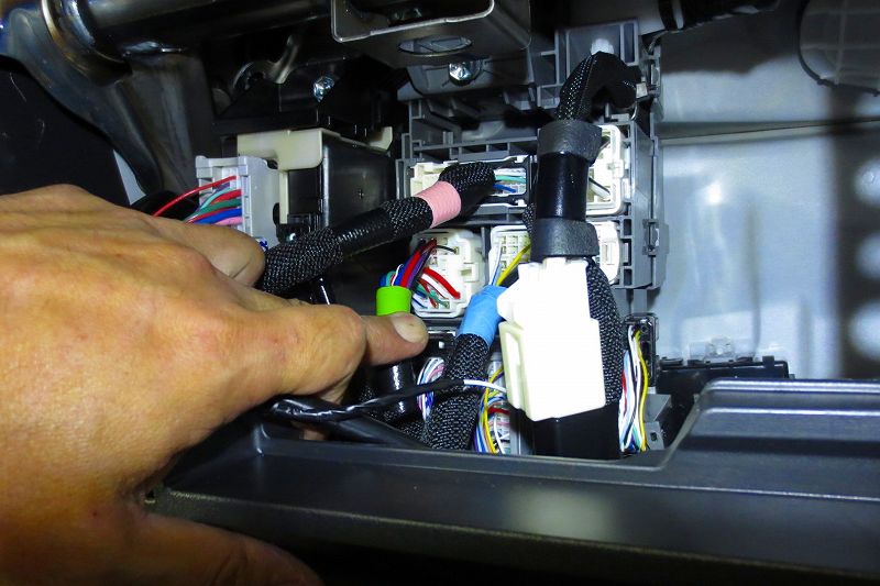 9型ハイエースへの「電動幅広補助ステップ」の取付作業をご紹介します。