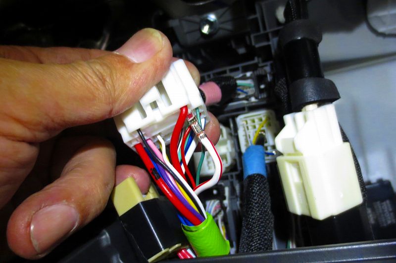 9型ハイエースへの「電動幅広補助ステップ」の取付作業をご紹介します。